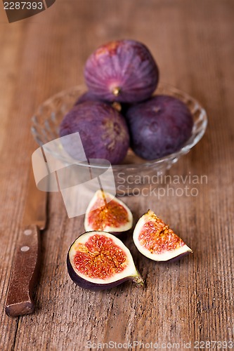 Image of bowl with fresh figs and old knife