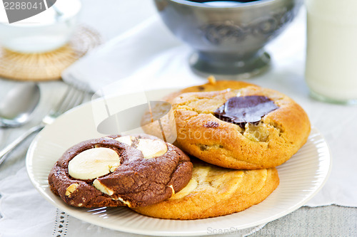 Image of Soft cookies wth chocolate and white chocolate 