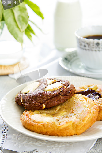 Image of Soft cookies wth chocolate and white chocolate 