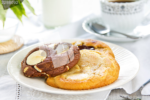 Image of Soft cookies wth chocolate and white chocolate 