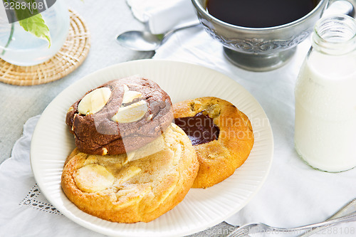 Image of Soft cookies wth chocolate and white chocolate 