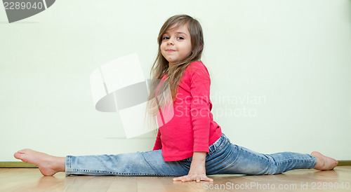 Image of Little girl sits on a splits