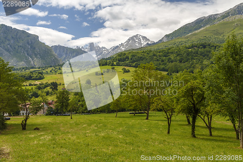 Image of Naranjo de Bulnes and Pico Urriello