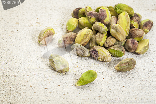 Image of raw pistachio nuts 