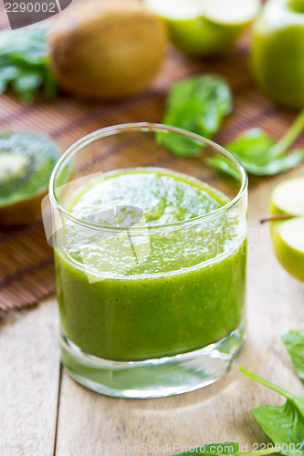 Image of Spinach with Apple and Kiwi smoothie