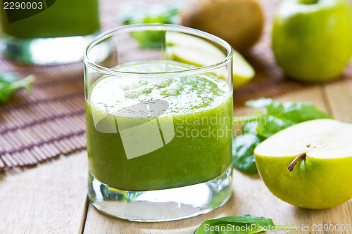 Image of Spinach with Apple and Kiwi smoothie