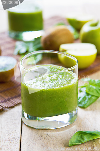 Image of Spinach with Apple and Kiwi smoothie