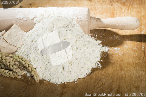 Image of Pile of flour, rolling pin and wheat