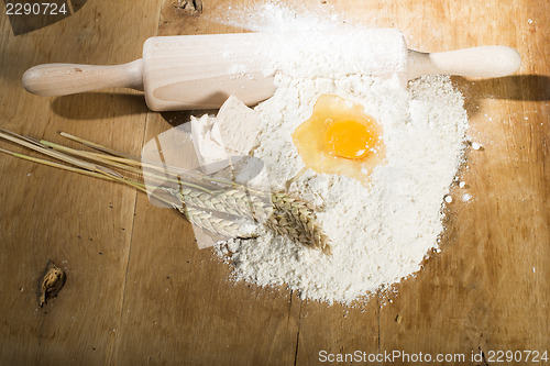 Image of Pile of flour, rolling pin and wheat