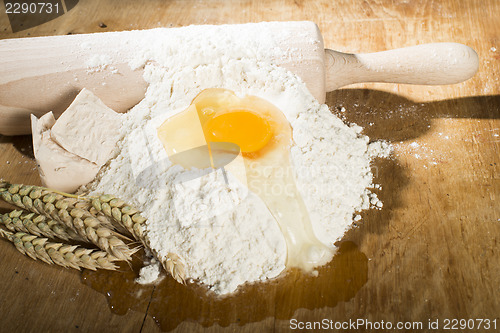 Image of Pile of flour, rolling pin and wheat