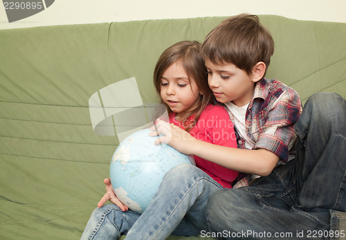 Image of Kids looking at globe