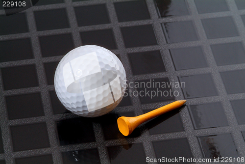 Image of Golf ball and tee