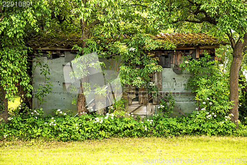 Image of hidden barn in the green