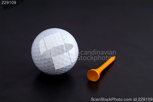 Image of Golf ball and tee