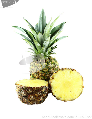 Image of ripe pineapple with slices