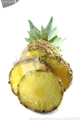 Image of ripe pineapple with slices