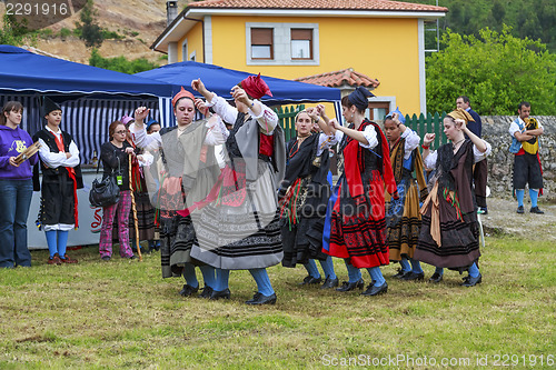 Image of Group Entremonta?as Virgen de la Cuesta in the traditional Dance at Santo