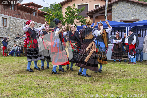 Image of Group Entremonta?as Virgen de la Cuesta in the traditional Dance at Santo