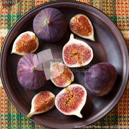 Image of  fresh figs in a plate