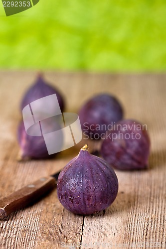 Image of fresh figs and old knife