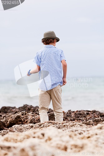 Image of young little boy child playing outdoor sea beach vacation