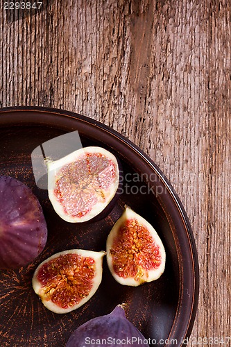 Image of  fresh figs in a plate 