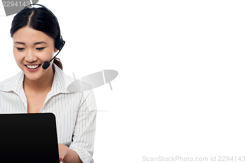 Image of Help desk operator communicating with client