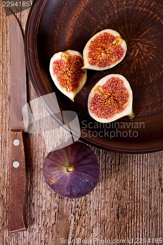 Image of bowl with fresh figs and old knife