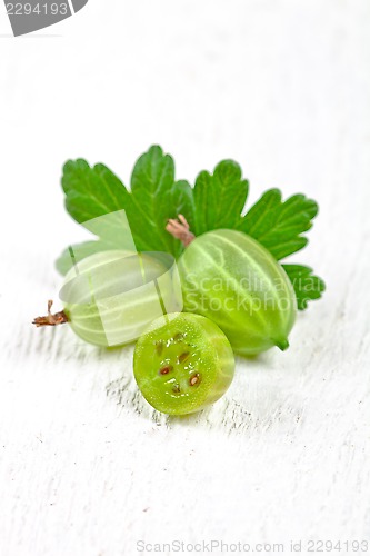 Image of gooseberries with leaves 