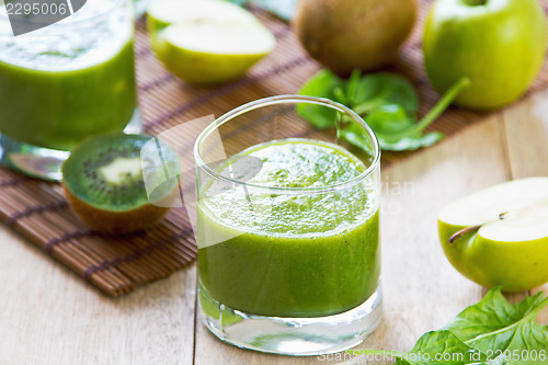 Image of Spinach with Apple and Kiwi smoothie