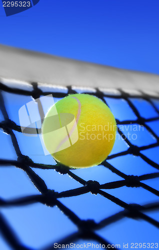 Image of tennis ball on a tennis court