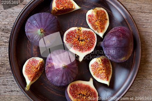 Image of  fresh figs in a plate 