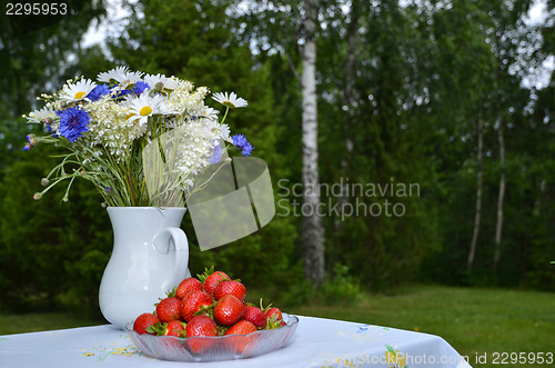 Image of Summerflowers and strawberries