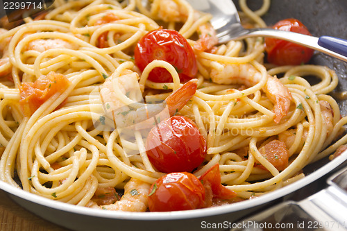 Image of Shrimps And Spaghetti In Pan