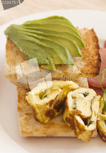 Image of Avocado With Omelette