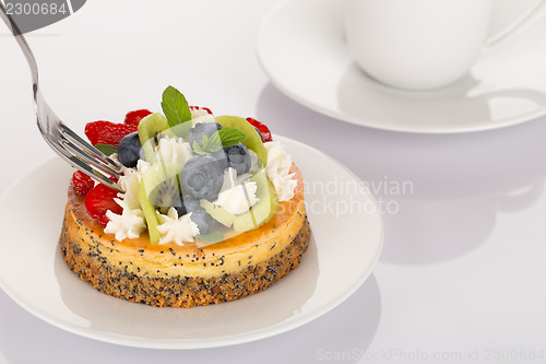 Image of Cheese-cake, strawberries, blueberries and kiwi