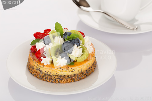 Image of Cheesecake, strawberries, blueberries and kiwi