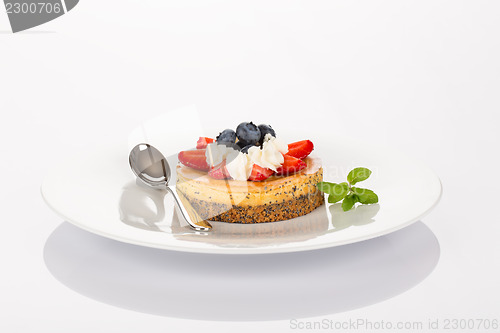 Image of Cheesecake, strawberries and blueberries