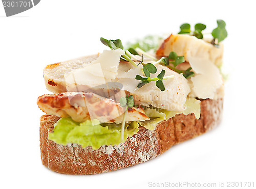 Image of slice of bread with chicken and vegetables
