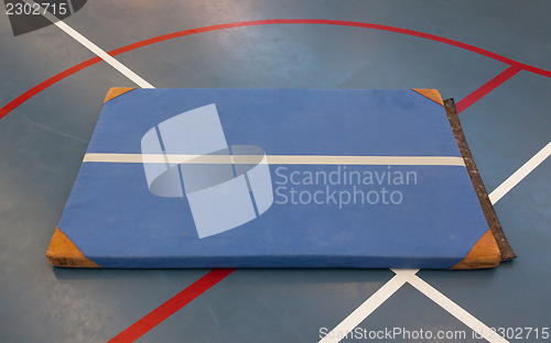 Image of Very old blue mat on a blue court