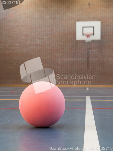 Image of Pink ball on blue court at break time