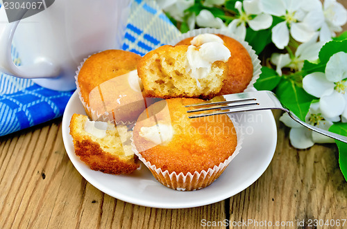 Image of Cupcakes with sweet cream on a plate