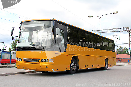 Image of Yellow Bus at Railway Station