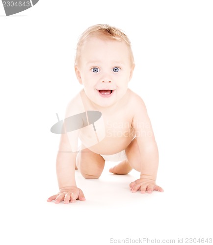 Image of crawling baby boy in diaper