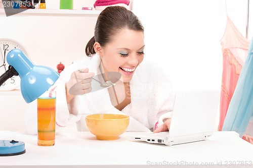 Image of eating woman laptop computer