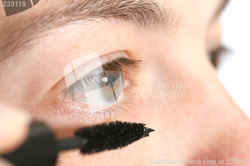 Image of Applying mascara