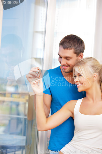 Image of happy couple with keys