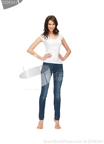 Image of smiling teenage girl in blank white t-shirt