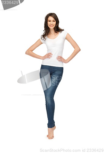 Image of smiling teenage girl in blank white t-shirt