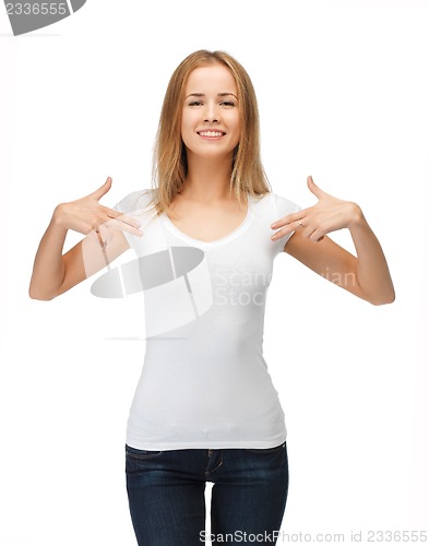 Image of smiling teenage girl in blank white t-shirt